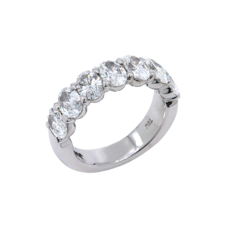 18K White Gold Vertical Oval Diamond Buttercup Band